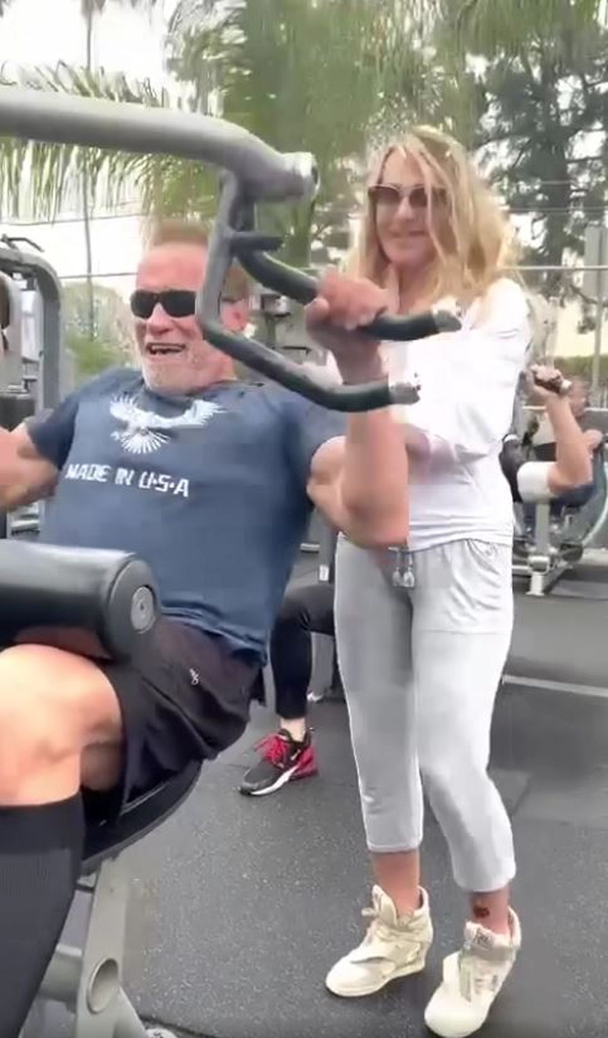 Nadia Comăneci l-a antrenat pe Arnold Schwarzenegger într-un parc
