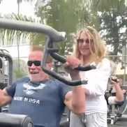 Nadia Comăneci l-a antrenat pe Arnold Schwarzenegger într-un parc. Foto: Hepta