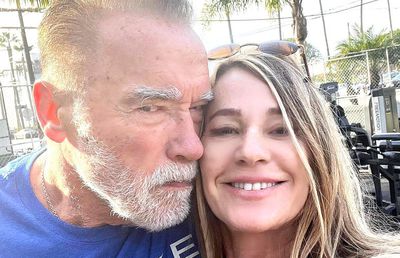 Nadia Comăneci l-a antrenat pe Arnold Schwarzenegger într-un parc: „10, ăsta e numărul meu favorit, știai?”