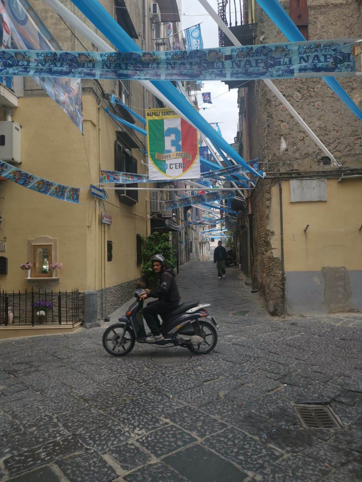 Udinese - Napoli 1-1 » Pentru D10S! Nebunie pe străzile din Napoli. Echipa la care Maradona a scris istorie e din nou campioană în Italia, după 33 de ani