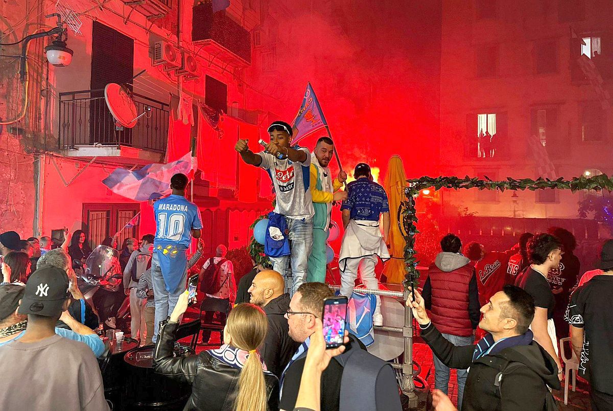 Udinese - Napoli 1-1 » Pentru D10S! Nebunie pe străzile din Napoli. Echipa la care Maradona a scris istorie e din nou campioană în Italia, după 33 de ani