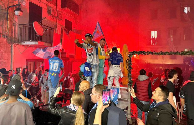 Udinese - Napoli 1-1 » Pentru D10S! Nebunie pe străzile din Napoli. Echipa la care Maradona a scris istorie e din nou campioană în Italia, după 33 de ani