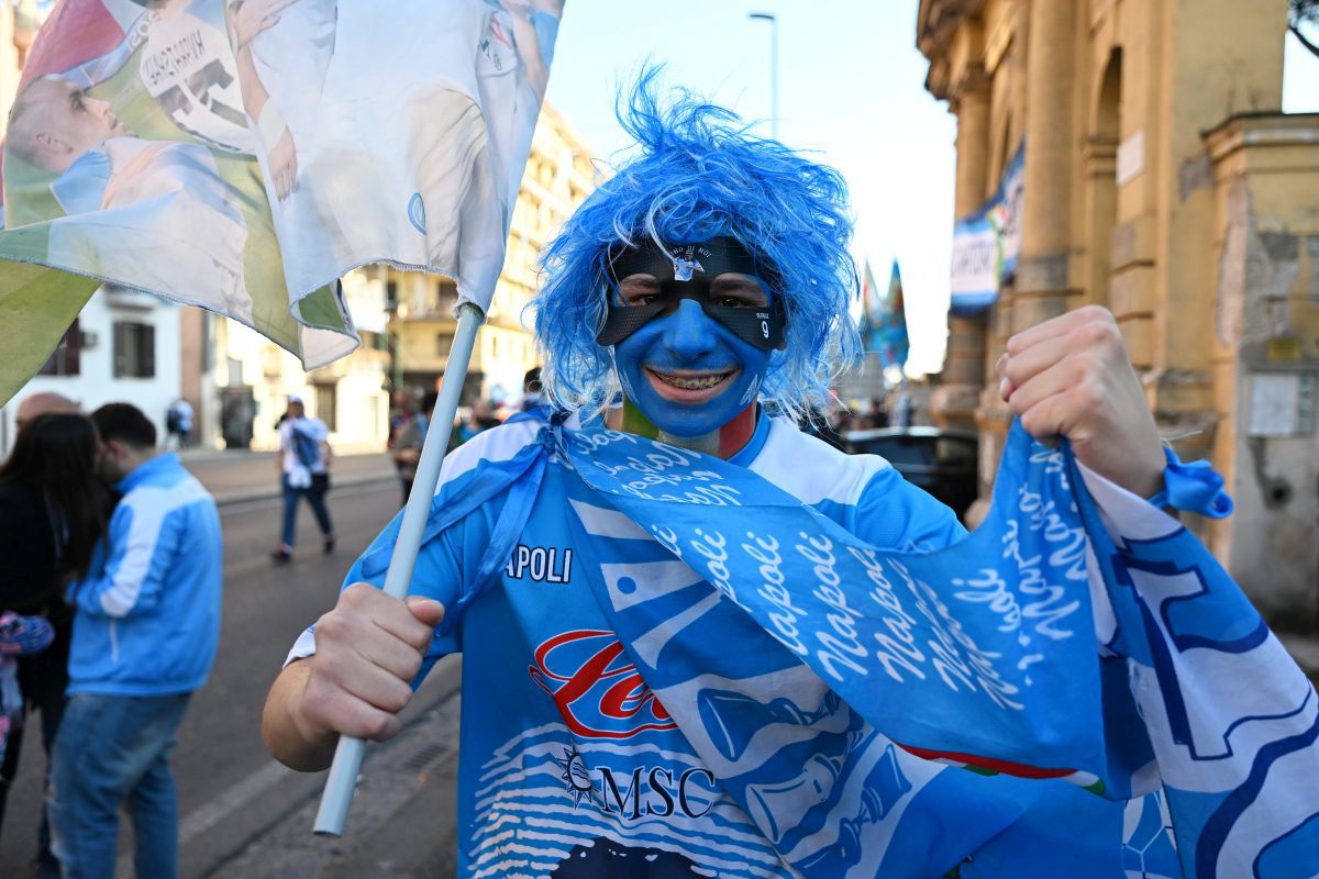 Udinese - Napoli 1-1 » Pentru D10S! Nebunie pe străzile din Napoli. Echipa la care Maradona a scris istorie e din nou campioană în Italia, după 33 de ani