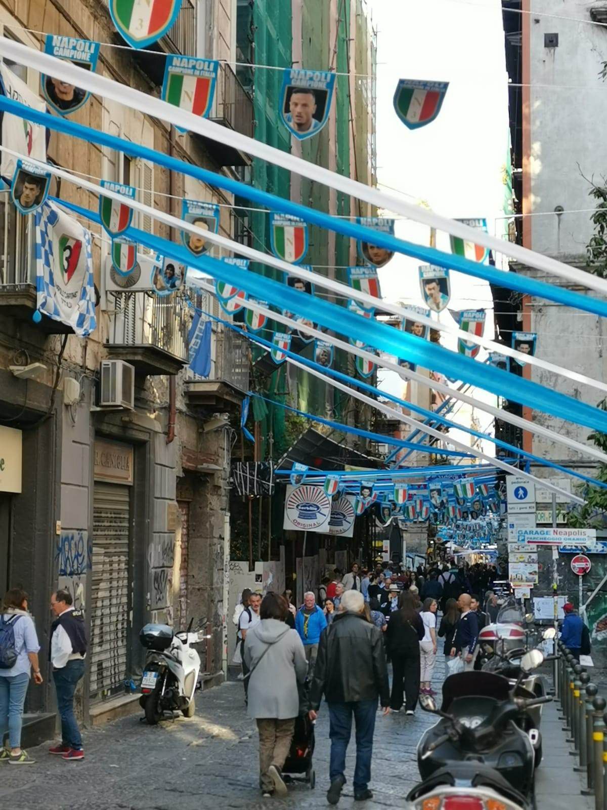 Udinese - Napoli 1-1 » Pentru D10S! Nebunie pe străzile din Napoli. Echipa la care Maradona a scris istorie e din nou campioană în Italia, după 33 de ani