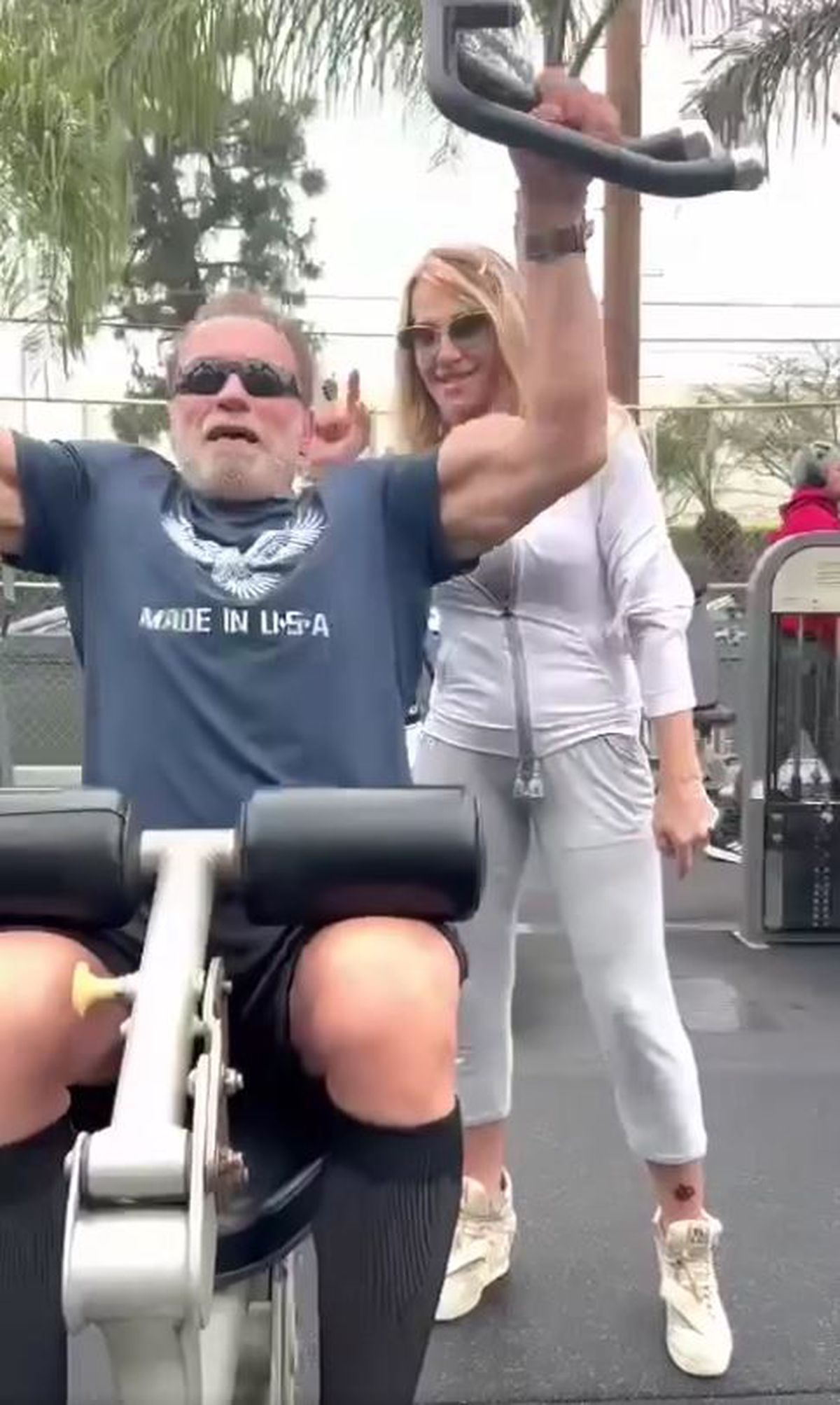 Nadia Comăneci l-a antrenat pe Arnold Schwarzenegger într-un parc