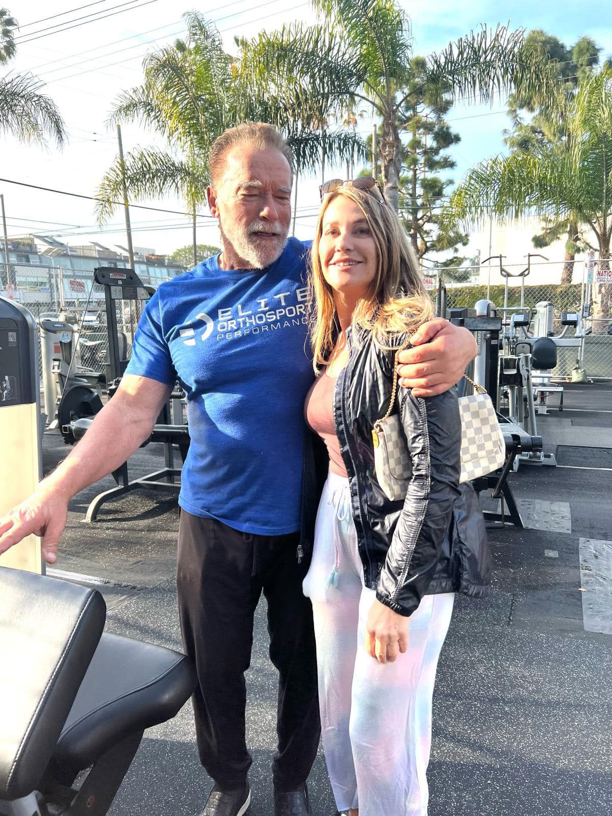 Nadia Comăneci l-a antrenat pe Arnold Schwarzenegger într-un parc