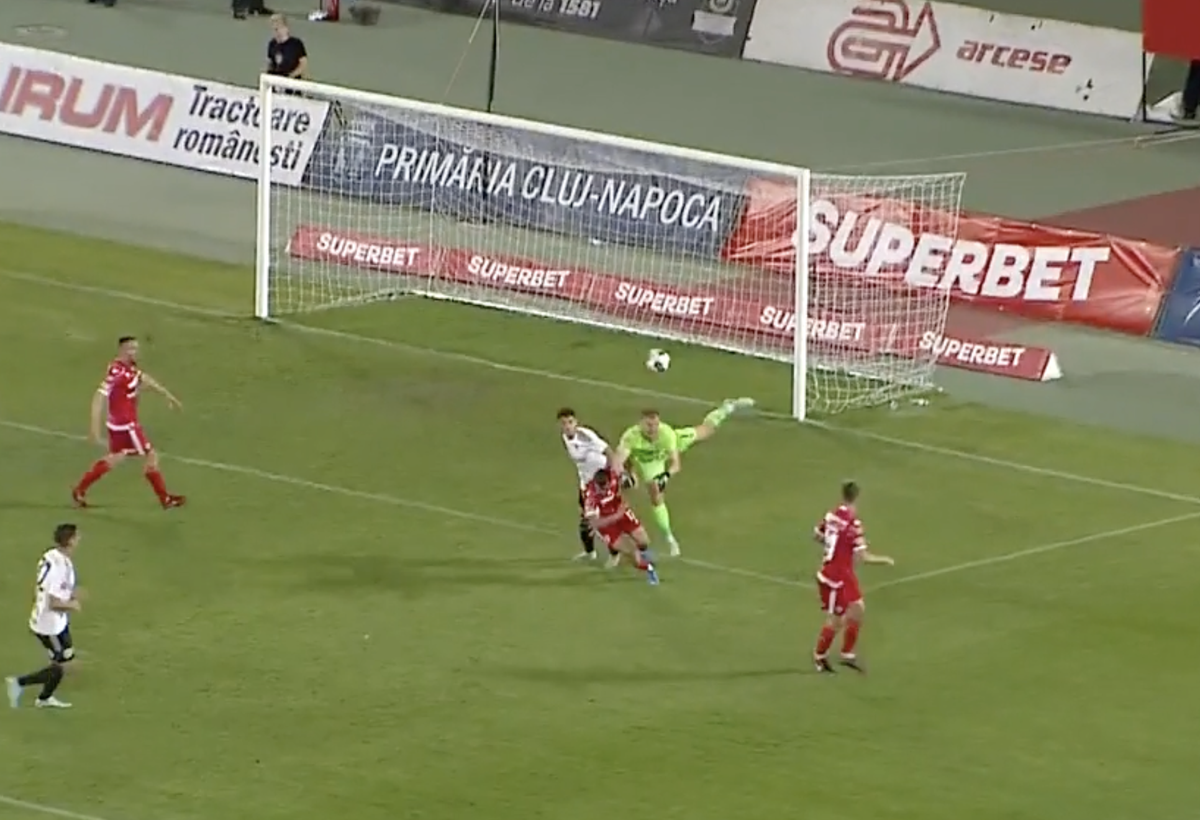 Gafă uriașă  în U Cluj - Dinamo! Fanilor nu le-a venit să creadă când au văzut ce a făcut Golubovic