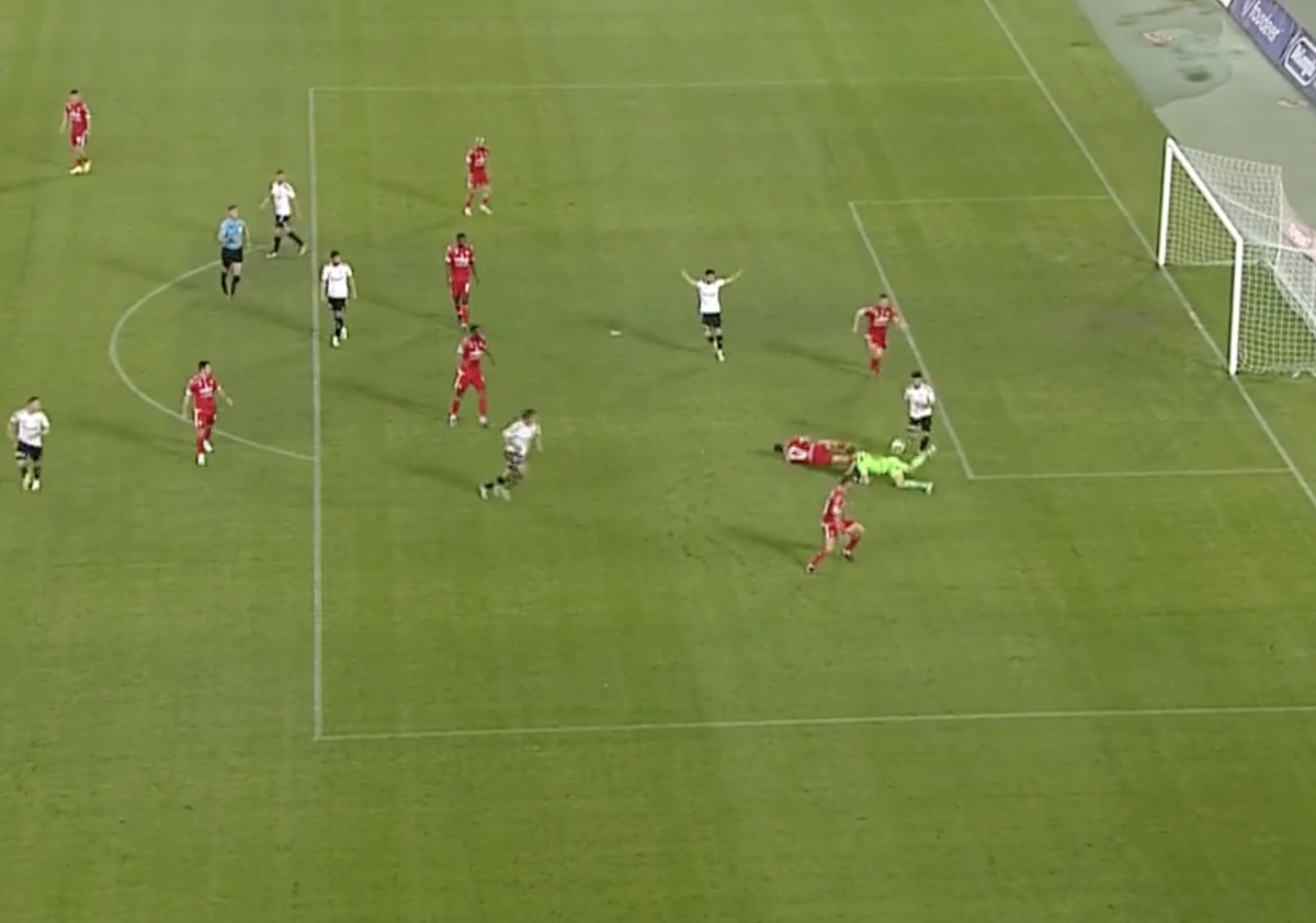 Gafă uriașă  în U Cluj - Dinamo! Fanilor nu le-a venit să creadă când au văzut ce a făcut Golubovic