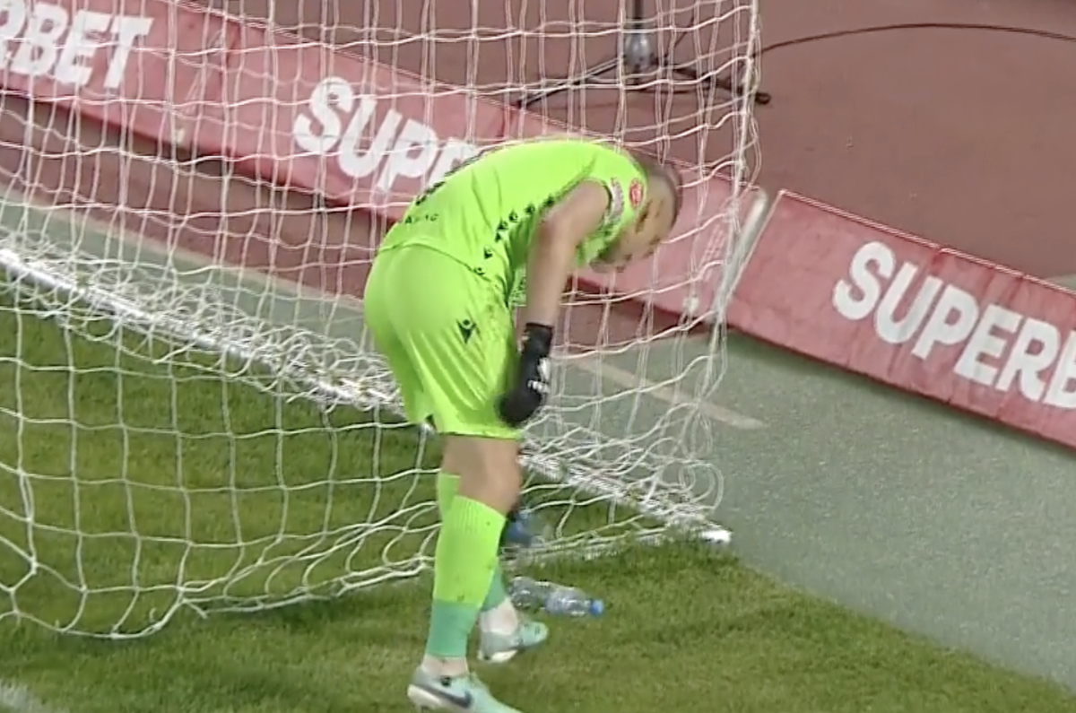 Gafă uriașă  în U Cluj - Dinamo! Fanilor nu le-a venit să creadă când au văzut ce a făcut Golubovic