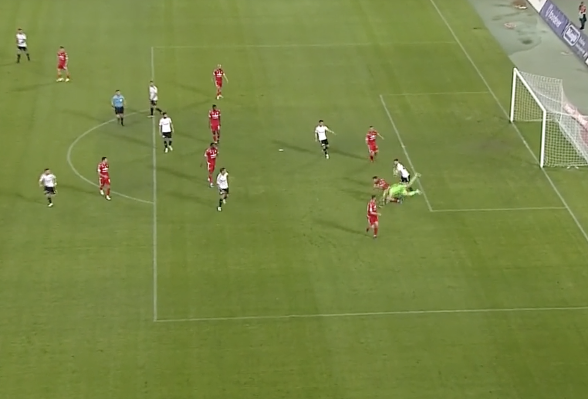 Gafă uriașă  în U Cluj - Dinamo! Fanilor nu le-a venit să creadă când au văzut ce a făcut Golubovic