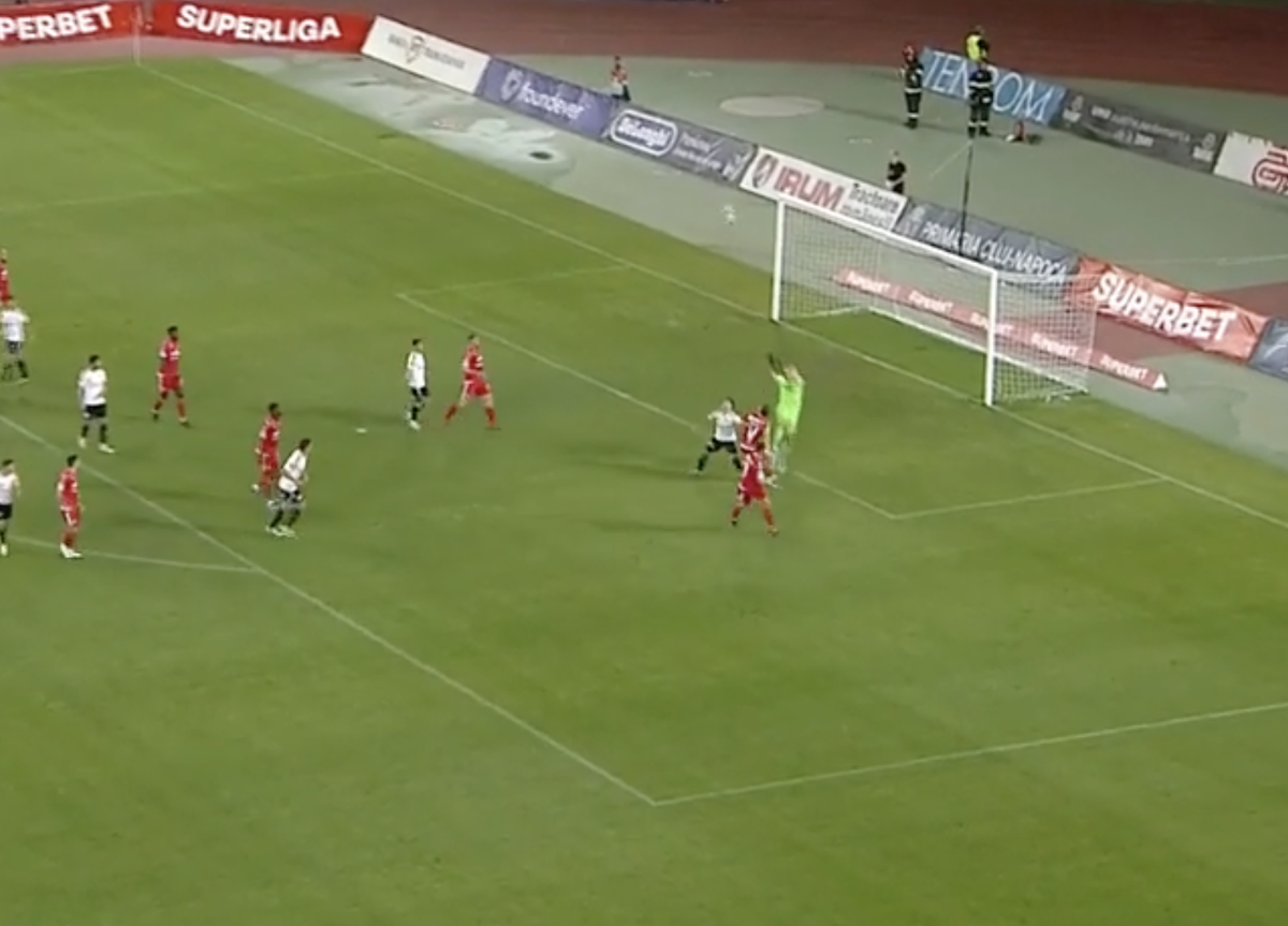 Gafă uriașă  în U Cluj - Dinamo! Fanilor nu le-a venit să creadă când au văzut ce a făcut Golubovic