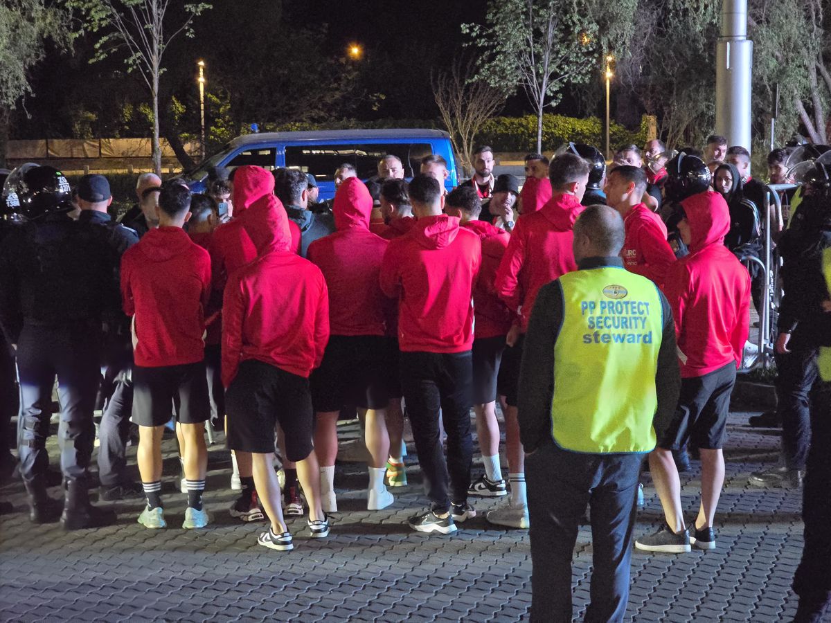 Fanii lui Dinamo s-au săturat! I-au băgat pe jucători în ședință după 3-3 cu U Cluj: „Cine mai rămâne dacă retrogradăm?”