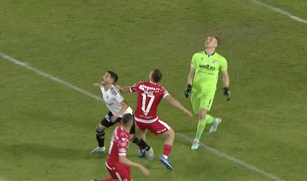 Gafă uriașă  în U Cluj - Dinamo! Fanilor nu le-a venit să creadă când au văzut ce a făcut Golubovic