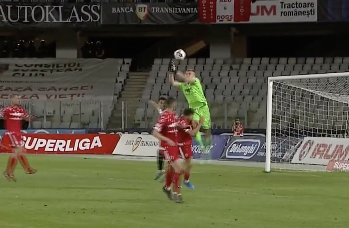 Gafă uriașă  în U Cluj - Dinamo! Fanilor nu le-a venit să creadă când au văzut ce a făcut Golubovic