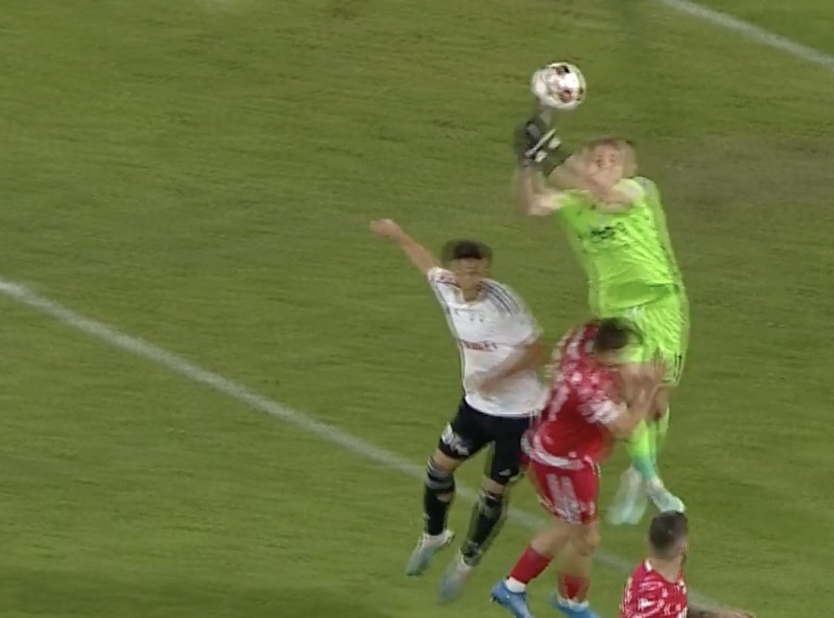 Gafă uriașă  în U Cluj - Dinamo! Fanilor nu le-a venit să creadă când au văzut ce a făcut Golubovic