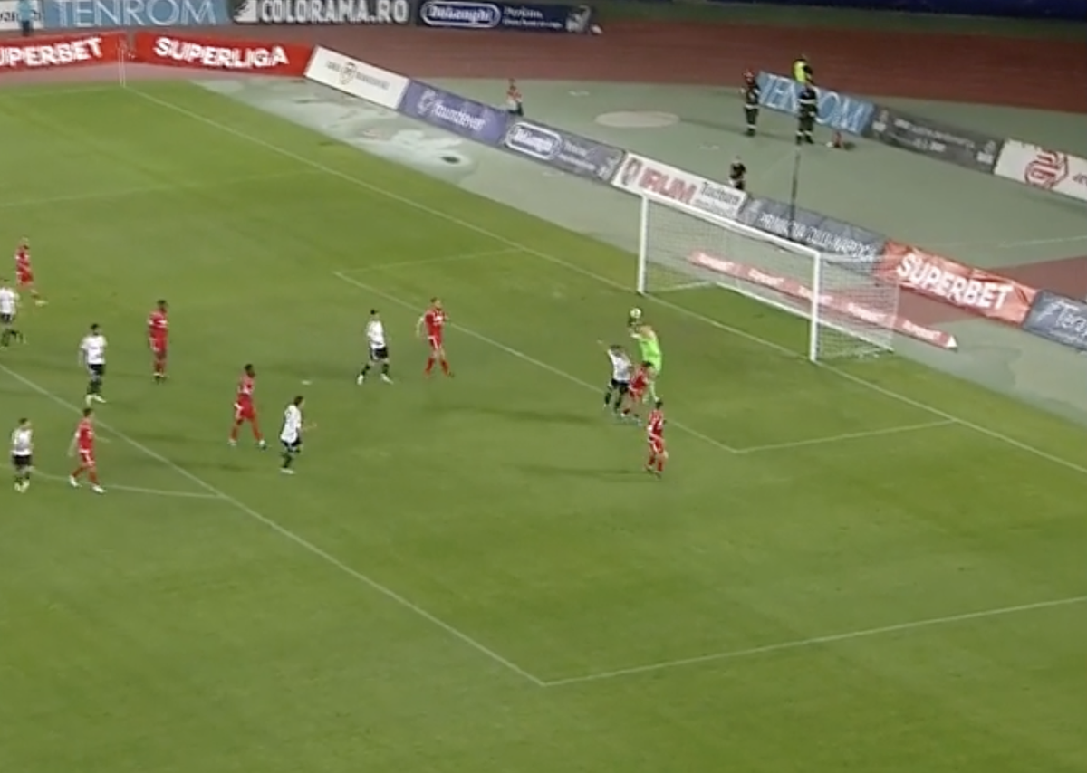 Gafă uriașă  în U Cluj - Dinamo! Fanilor nu le-a venit să creadă când au văzut ce a făcut Golubovic