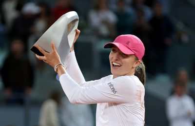 Iga Swiatek s-a impus la Madrid după ce a salvat trei mingi de meci în fața Arynei Sabalenka