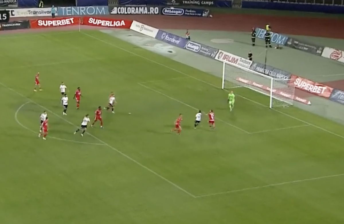 Gafă uriașă  în U Cluj - Dinamo! Fanilor nu le-a venit să creadă când au văzut ce a făcut Golubovic