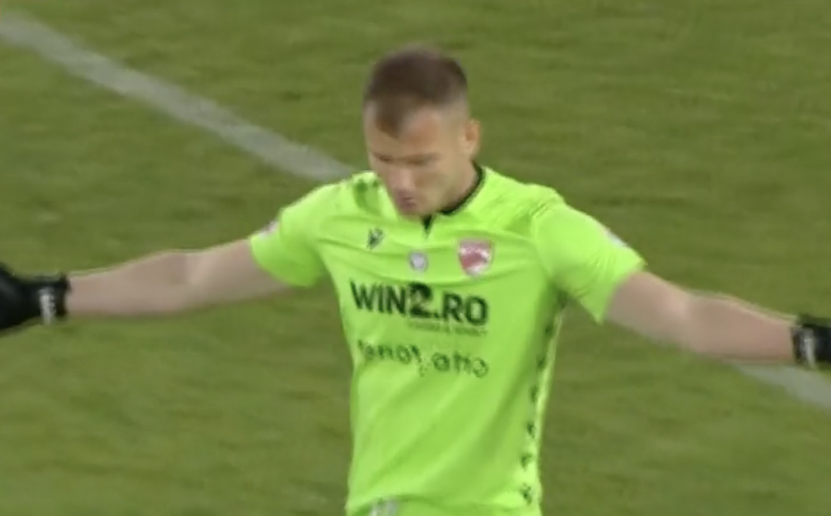 Gafă uriașă  în U Cluj - Dinamo! Fanilor nu le-a venit să creadă când au văzut ce a făcut Golubovic