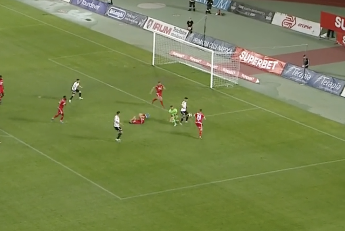 Gafă uriașă  în U Cluj - Dinamo! Fanilor nu le-a venit să creadă când au văzut ce a făcut Golubovic