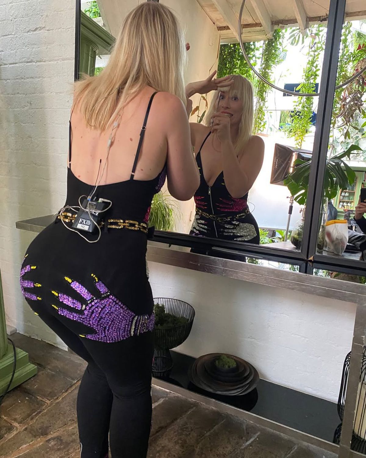 Sărbătoare neașteptată la promovarea în Premier League! Celebra cântăreață a susținut un concert pe teren, apoi a mers cu jucătorii în vestiar