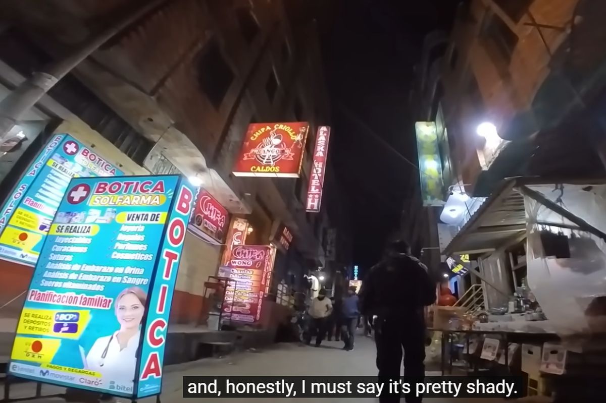 Cel mai înalt loc din lume unde poți juca fotbal! Imagini fabuloase din orașul-SF care testează limitele: „Oameni cu arme pe străzi”