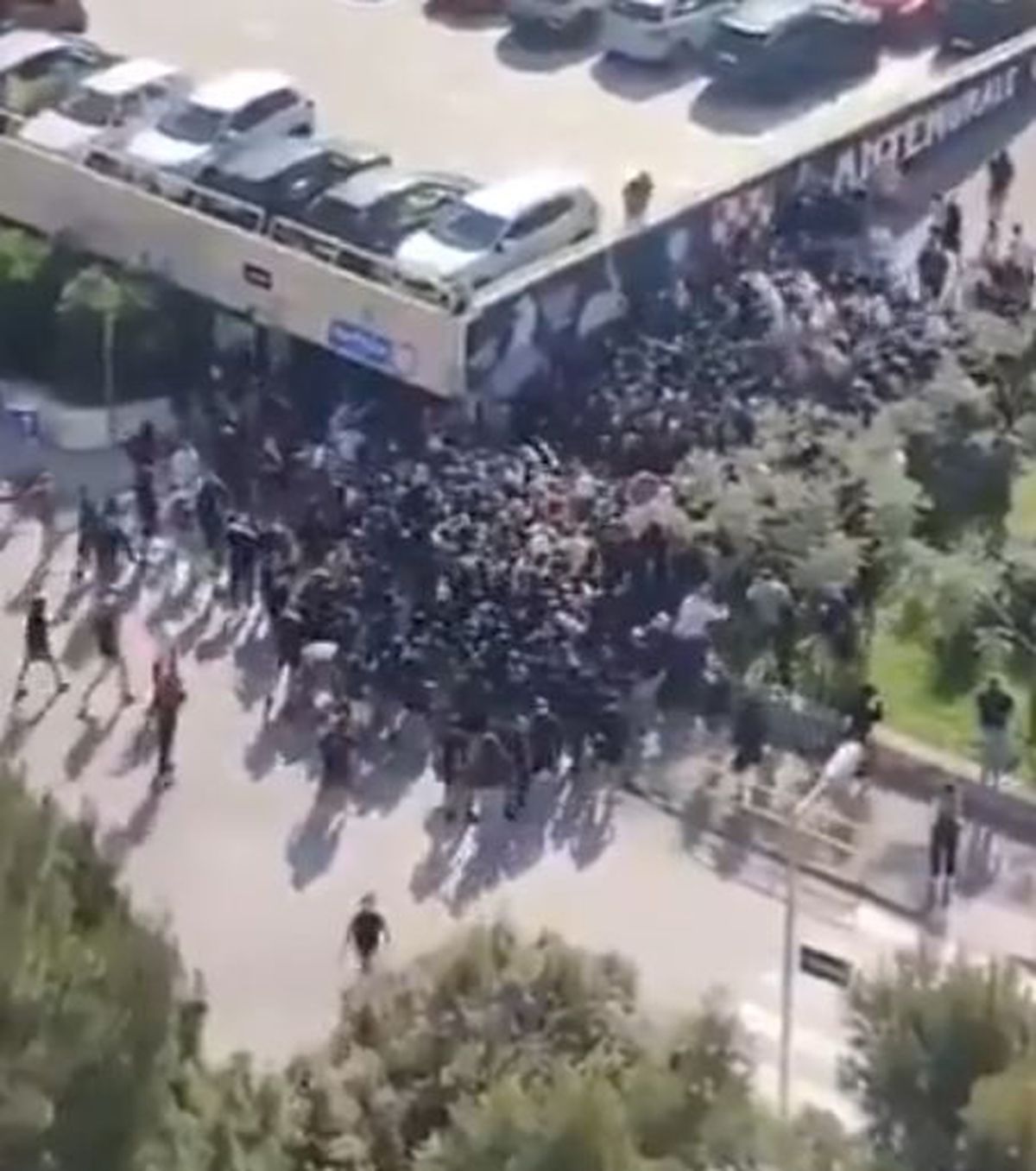 Bătaie în toată regula înainte de derby » 160 de suporteri au fost arestați, mai mulți polițiști răniți