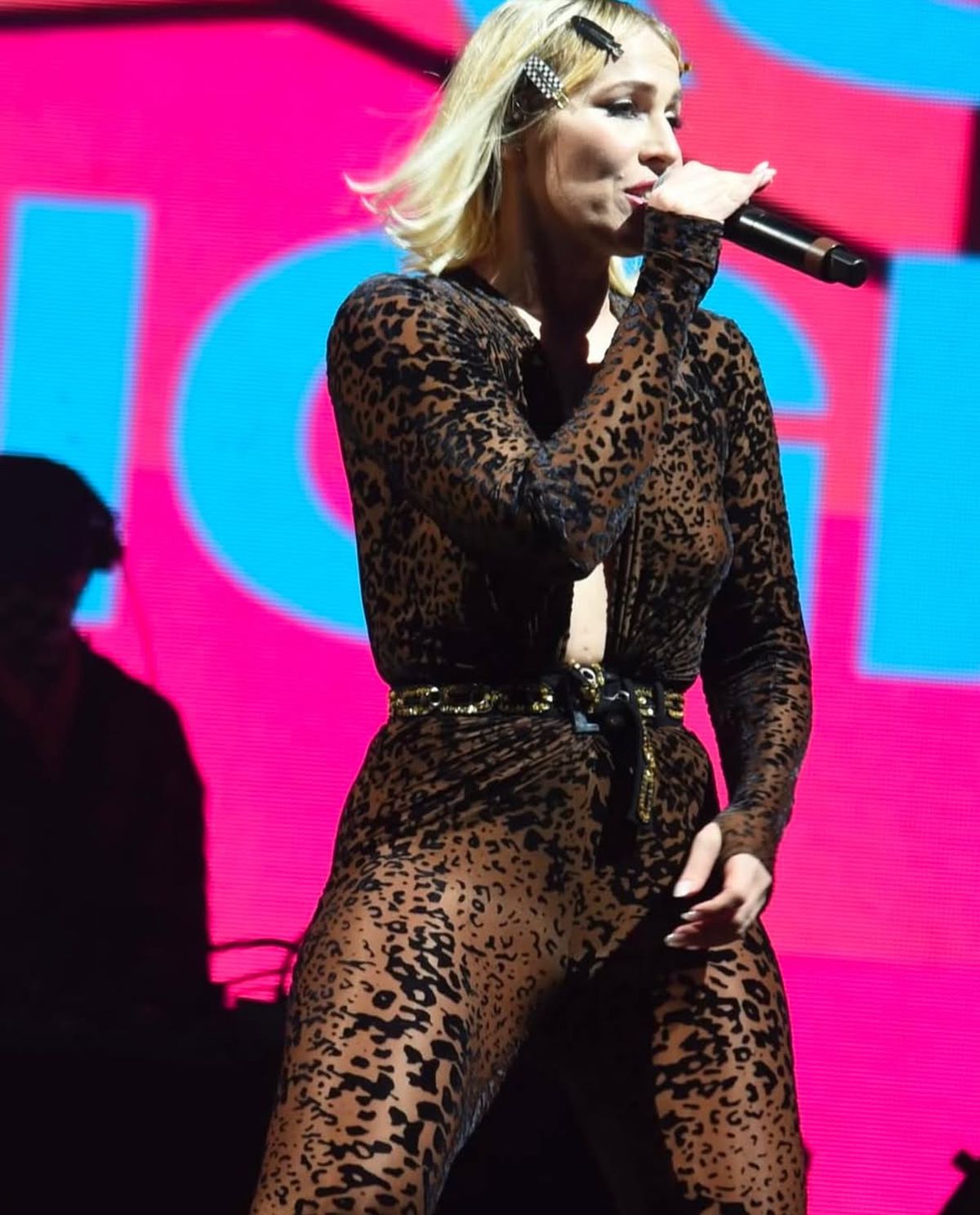 Sărbătoare neașteptată la promovarea în Premier League! Celebra cântăreață a susținut un concert pe teren, apoi a mers cu jucătorii în vestiar