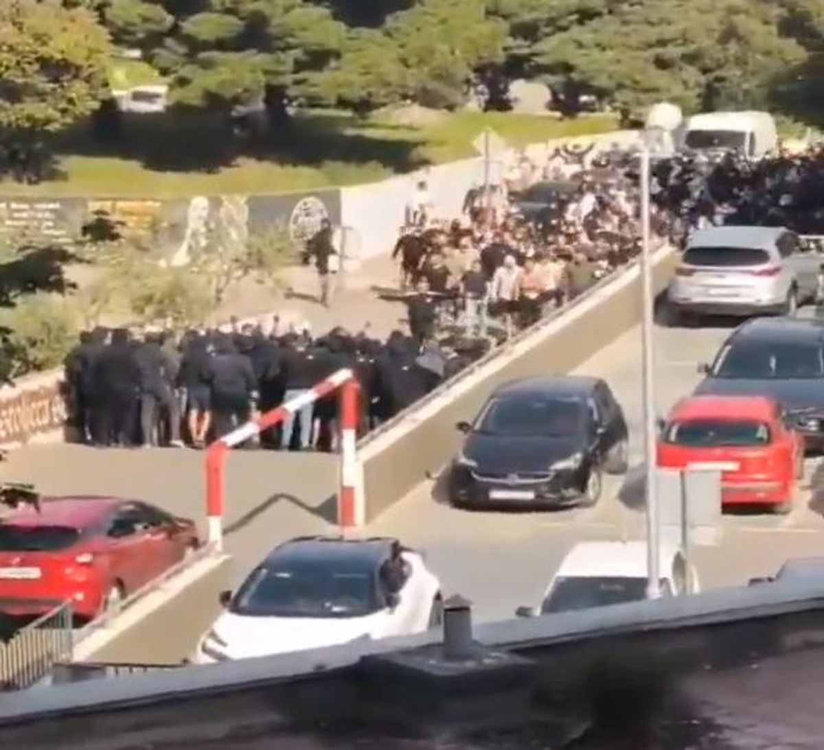 Bătaie în toată regula înainte de derby » 160 de suporteri au fost arestați, mai mulți polițiști răniți