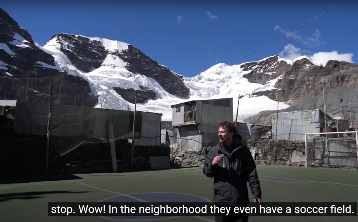 Cel mai înalt loc din lume unde poți juca fotbal! Imagini fabuloase din orașul-SF care testează limitele: „Oameni cu arme pe străzi”