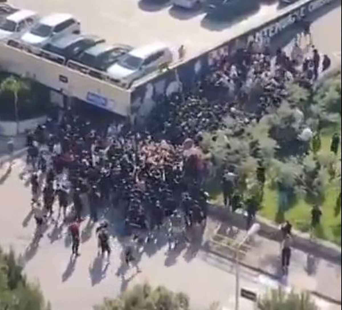 Bătaie în toată regula înainte de derby » 160 de suporteri au fost arestați, mai mulți polițiști răniți