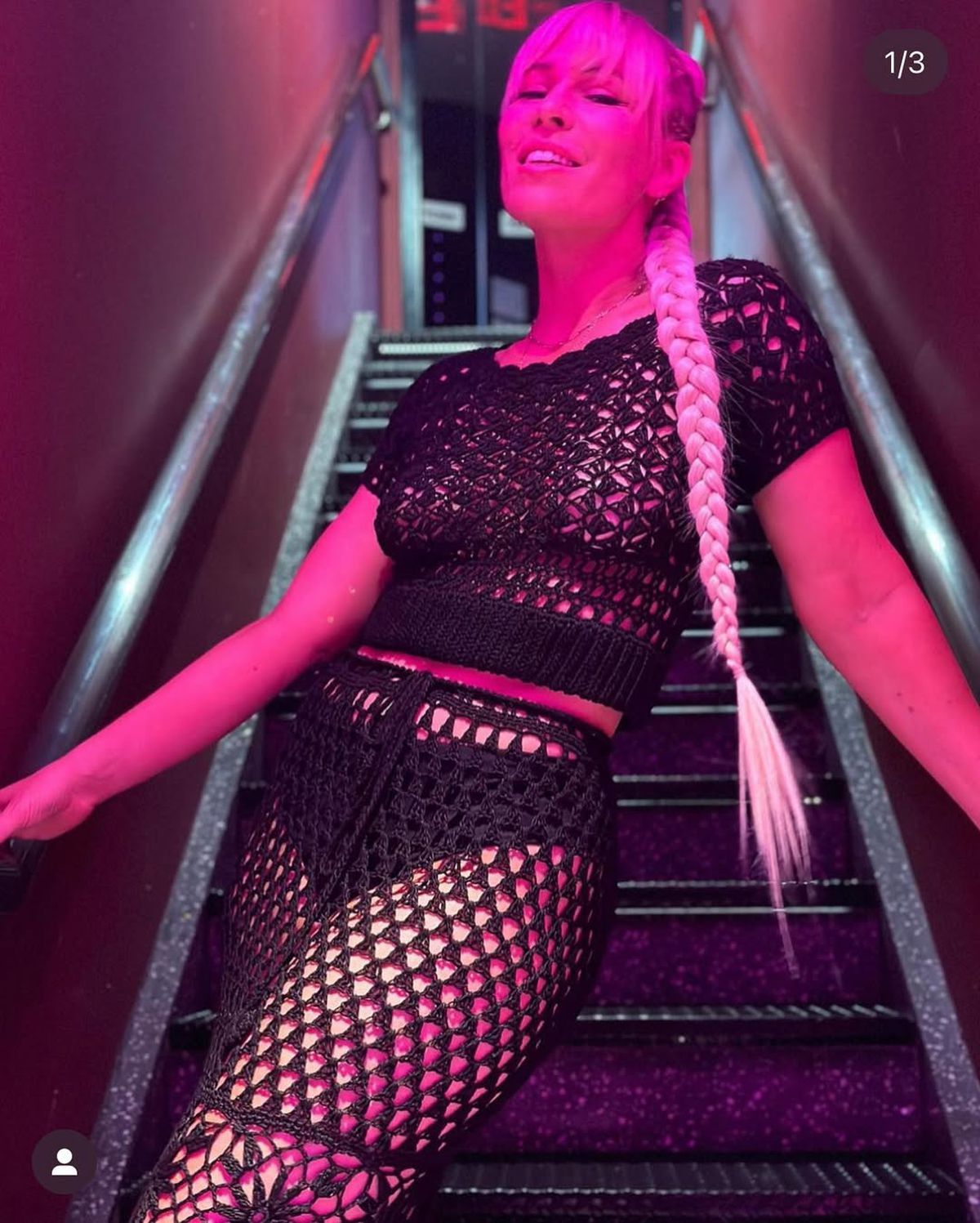 Sărbătoare neașteptată la promovarea în Premier League! Celebra cântăreață a susținut un concert pe teren, apoi a mers cu jucătorii în vestiar