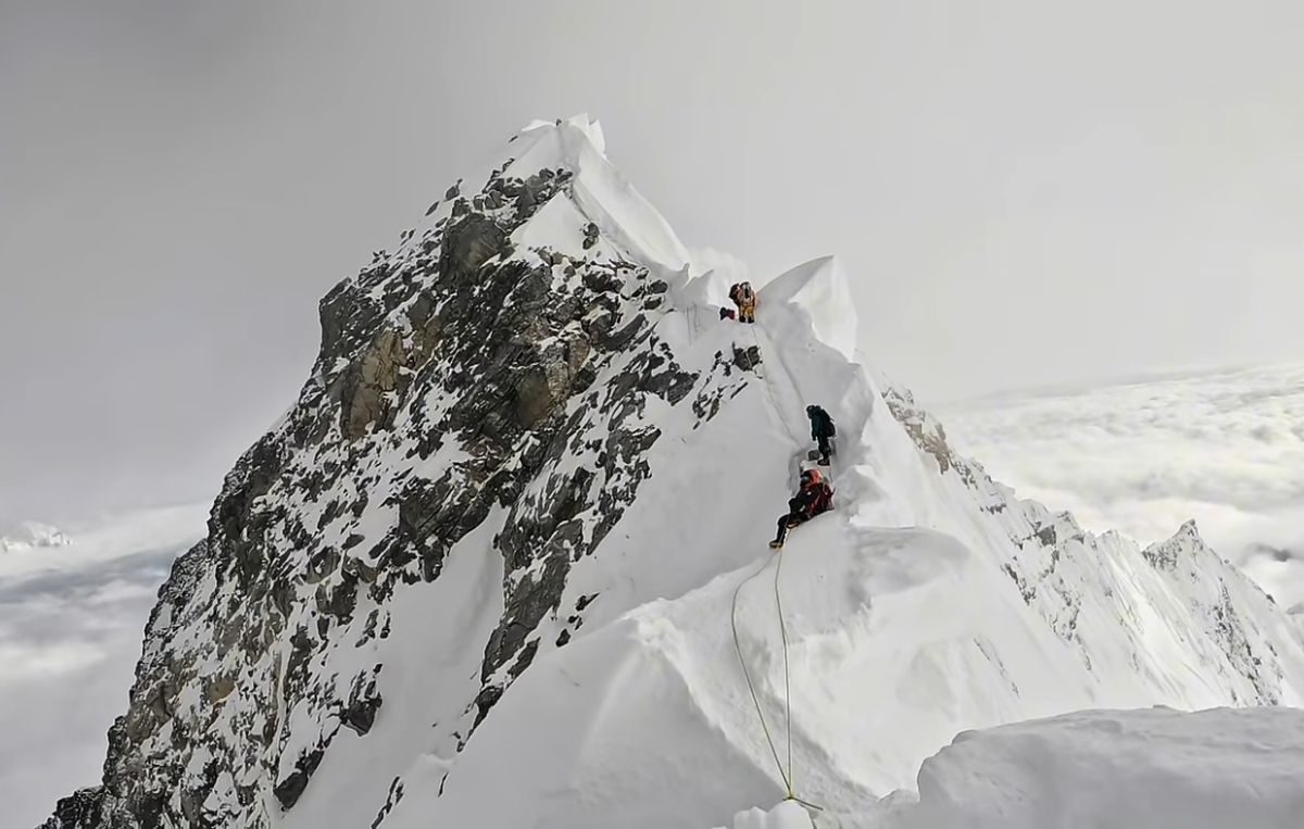 Nepalul schimbă regulile pentru expedițiile pe Everest » Cât trebuie să plătească străinii și o nouă condiție majoră: toate companiile o contestă