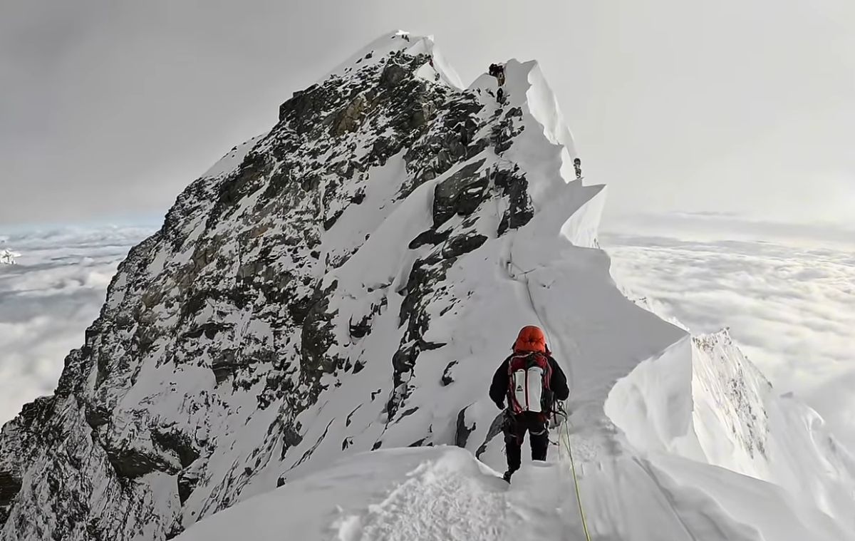 Nepalul schimbă regulile pentru expedițiile pe Everest » Cât trebuie să plătească străinii și o nouă condiție majoră: toate companiile o contestă