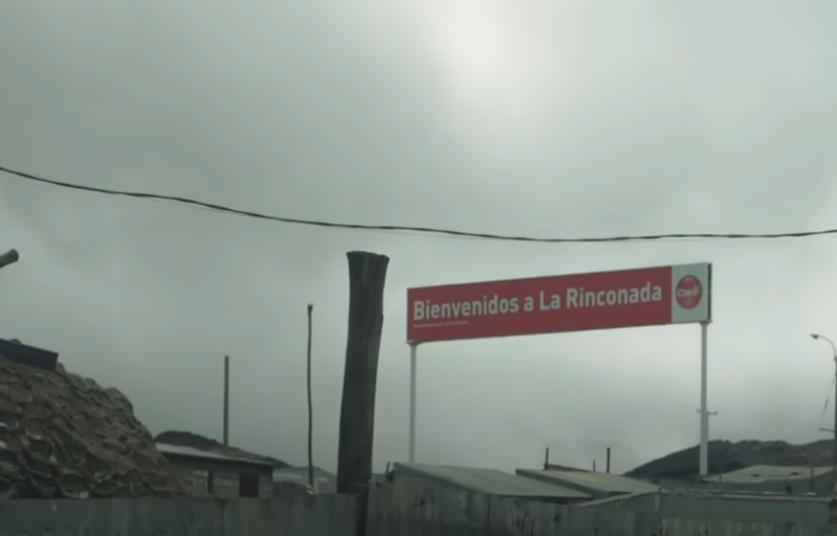 Cel mai înalt loc din lume unde poți juca fotbal! Imagini fabuloase din orașul-SF care testează limitele: „Oameni cu arme pe străzi”