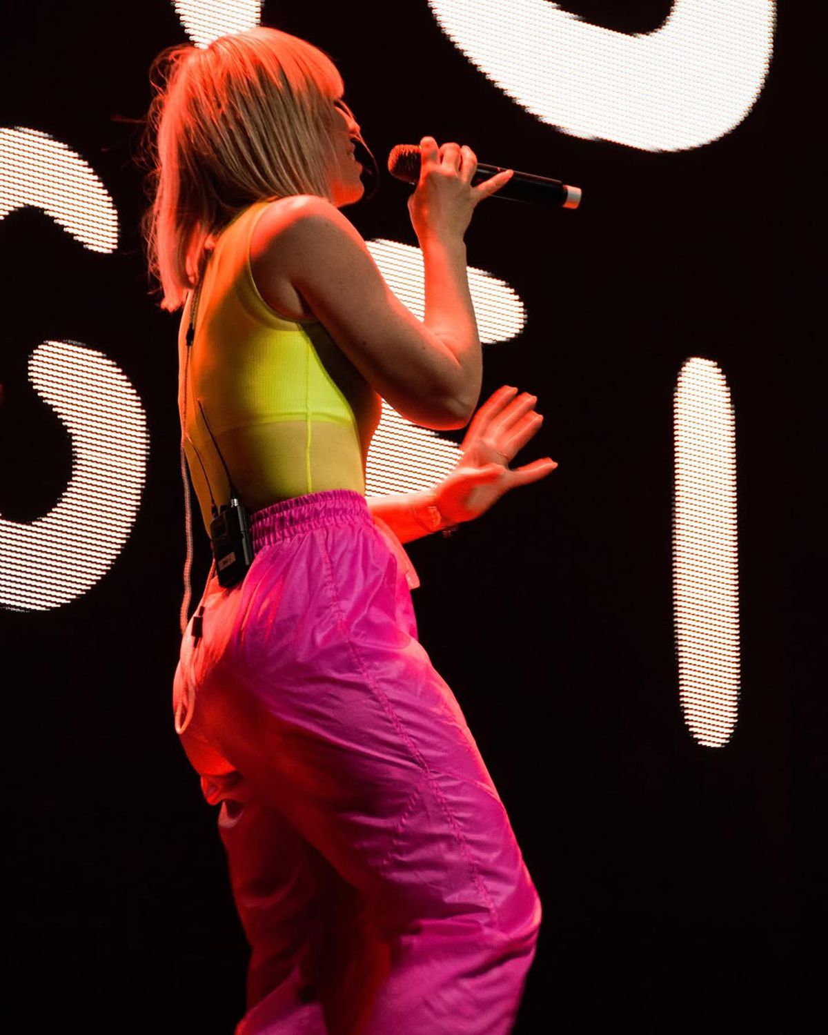 Sărbătoare neașteptată la promovarea în Premier League! Celebra cântăreață a susținut un concert pe teren, apoi a mers cu jucătorii în vestiar