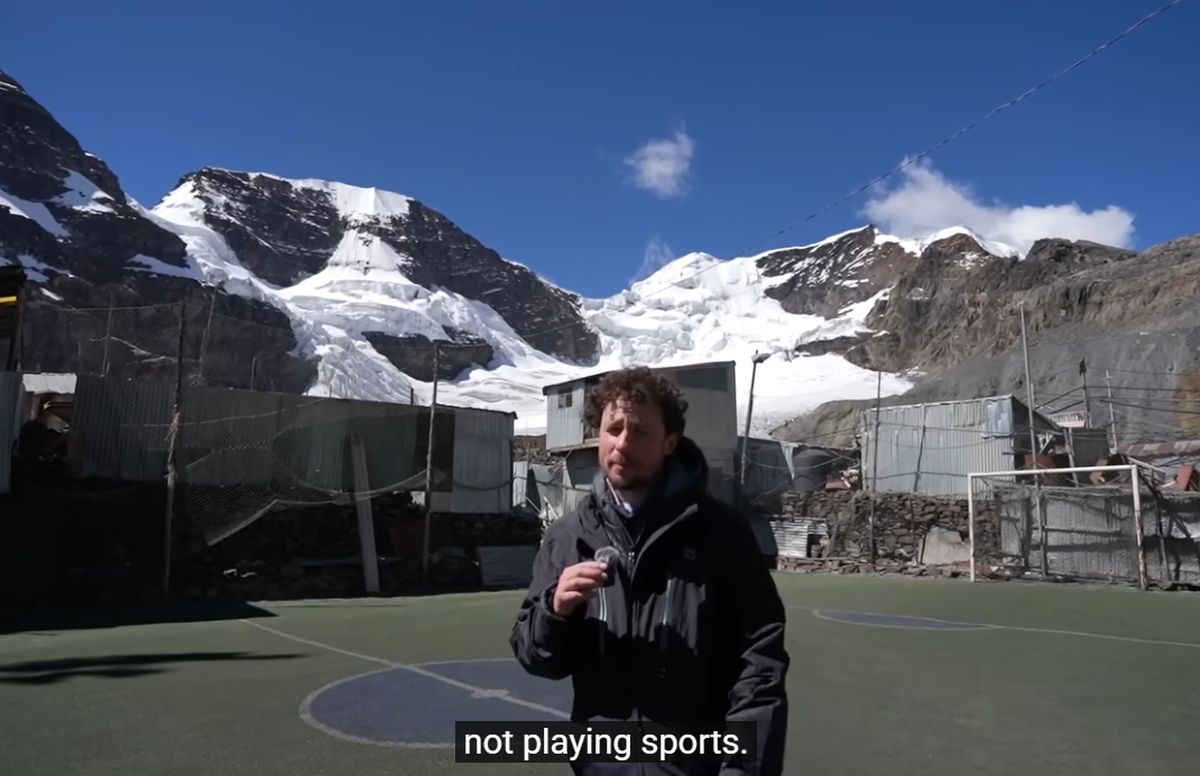 Cel mai înalt loc din lume unde poți juca fotbal! Imagini fabuloase din orașul-SF care testează limitele: „Oameni cu arme pe străzi”