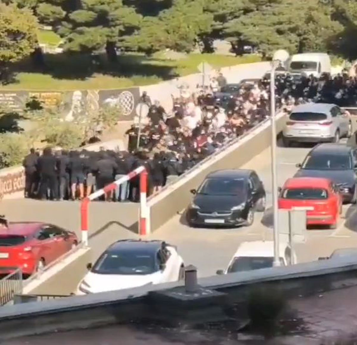 Bătaie în toată regula înainte de derby » 160 de suporteri au fost arestați, mai mulți polițiști răniți