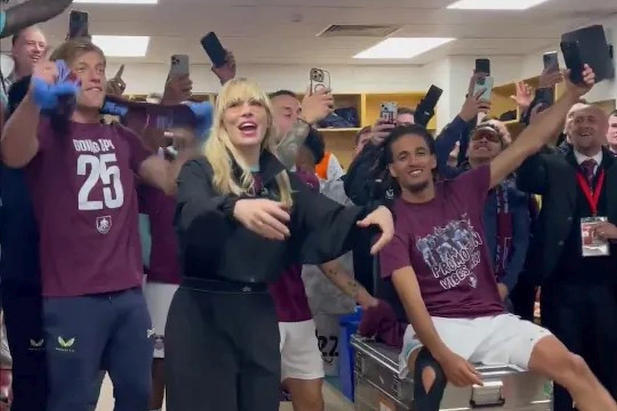 Sărbătoare neașteptată la promovarea în Premier League! Celebra cântăreață a susținut un concert pe teren, apoi a mers cu jucătorii în vestiar