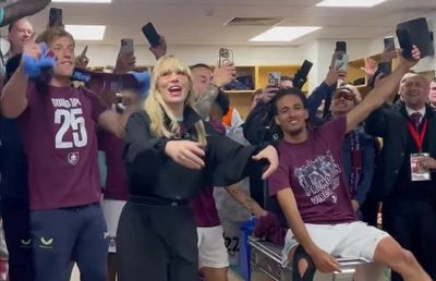 Sărbătoare neașteptată la promovarea în Premier League! Celebra cântăreață a susținut un concert pe teren, apoi a mers cu jucătorii în vestiar