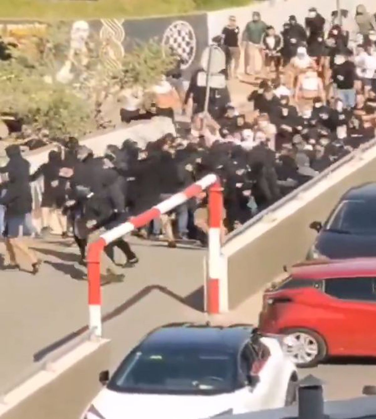 Bătaie în toată regula înainte de derby » 160 de suporteri au fost arestați, mai mulți polițiști răniți