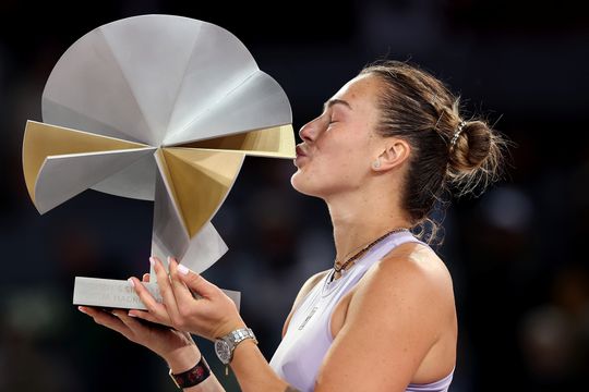 Aryna Sabalenka sărutând trofeul de la Madrid FOTO Guliver/GettyImages