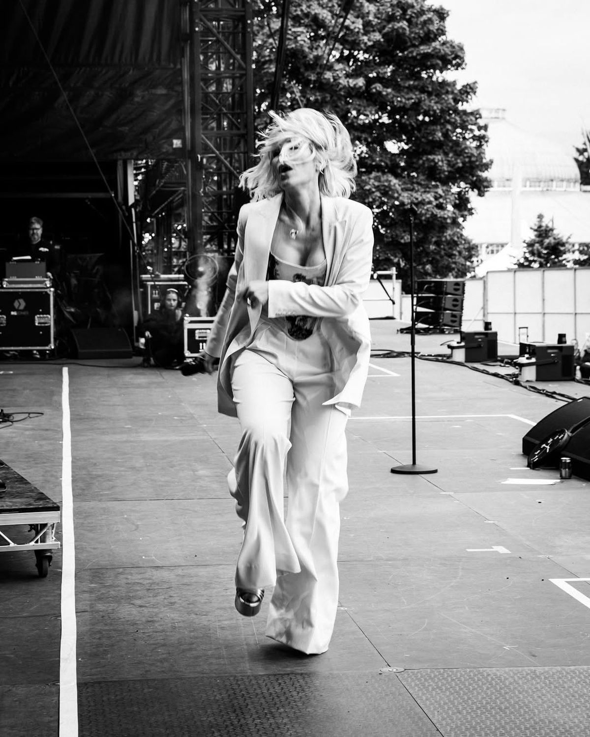 Sărbătoare neașteptată la promovarea în Premier League! Celebra cântăreață a susținut un concert pe teren, apoi a mers cu jucătorii în vestiar