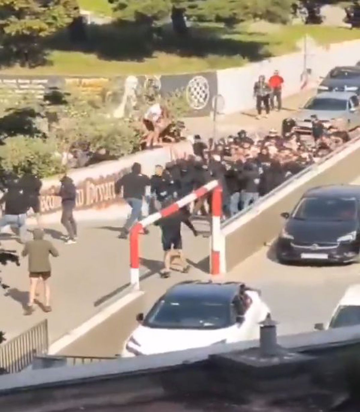 Bătaie în toată regula înainte de derby » 160 de suporteri au fost arestați, mai mulți polițiști răniți