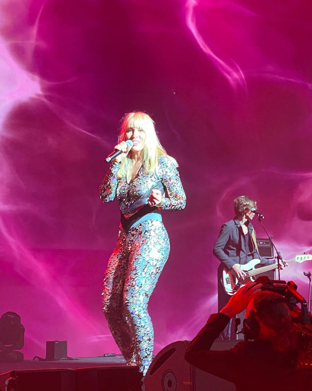 Sărbătoare neașteptată la promovarea în Premier League! Celebra cântăreață a susținut un concert pe teren, apoi a mers cu jucătorii în vestiar