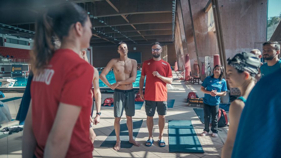 David Popovici și Adrian Rădulescu în mijlocul sportivilro paralimpici FOTO vivid.alex David Popovici, antrenamente alături de sportivii paralimpici din lotul național de paraescaladă