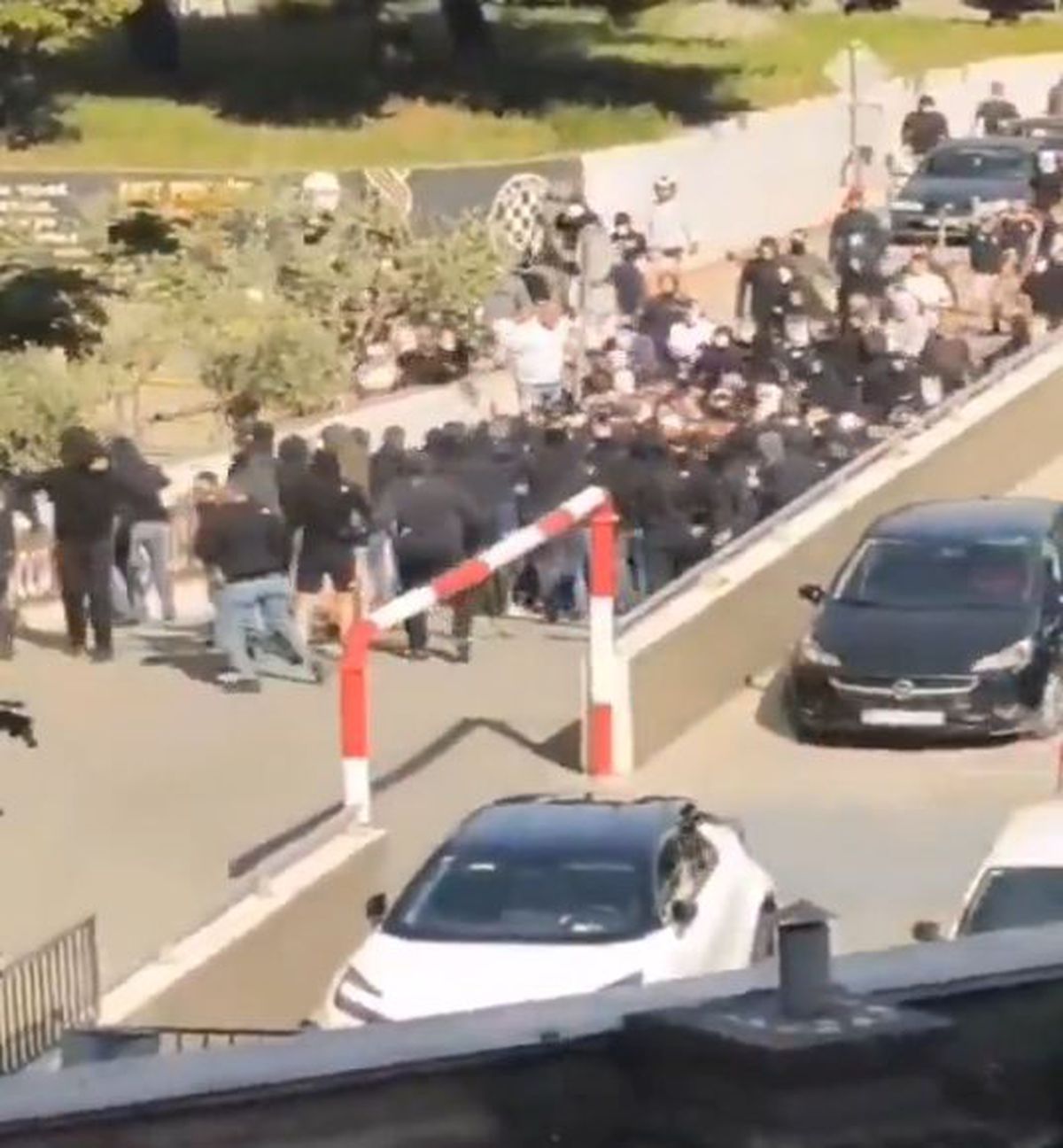 Bătaie în toată regula înainte de derby » 160 de suporteri au fost arestați, mai mulți polițiști răniți