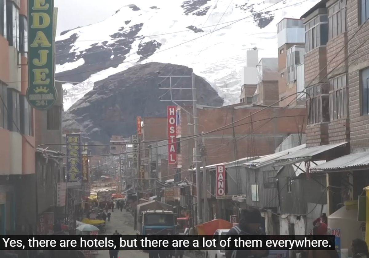 Cel mai înalt loc din lume unde poți juca fotbal! Imagini fabuloase din orașul-SF care testează limitele: „Oameni cu arme pe străzi”