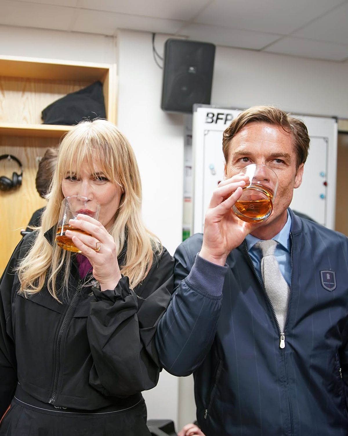 Sărbătoare neașteptată la promovarea în Premier League! Celebra cântăreață a susținut un concert pe teren, apoi a mers cu jucătorii în vestiar