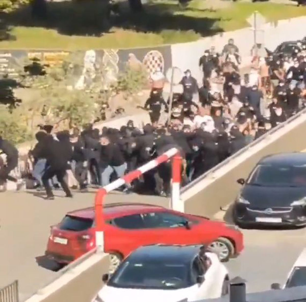 Bătaie în toată regula înainte de derby » 160 de suporteri au fost arestați, mai mulți polițiști răniți